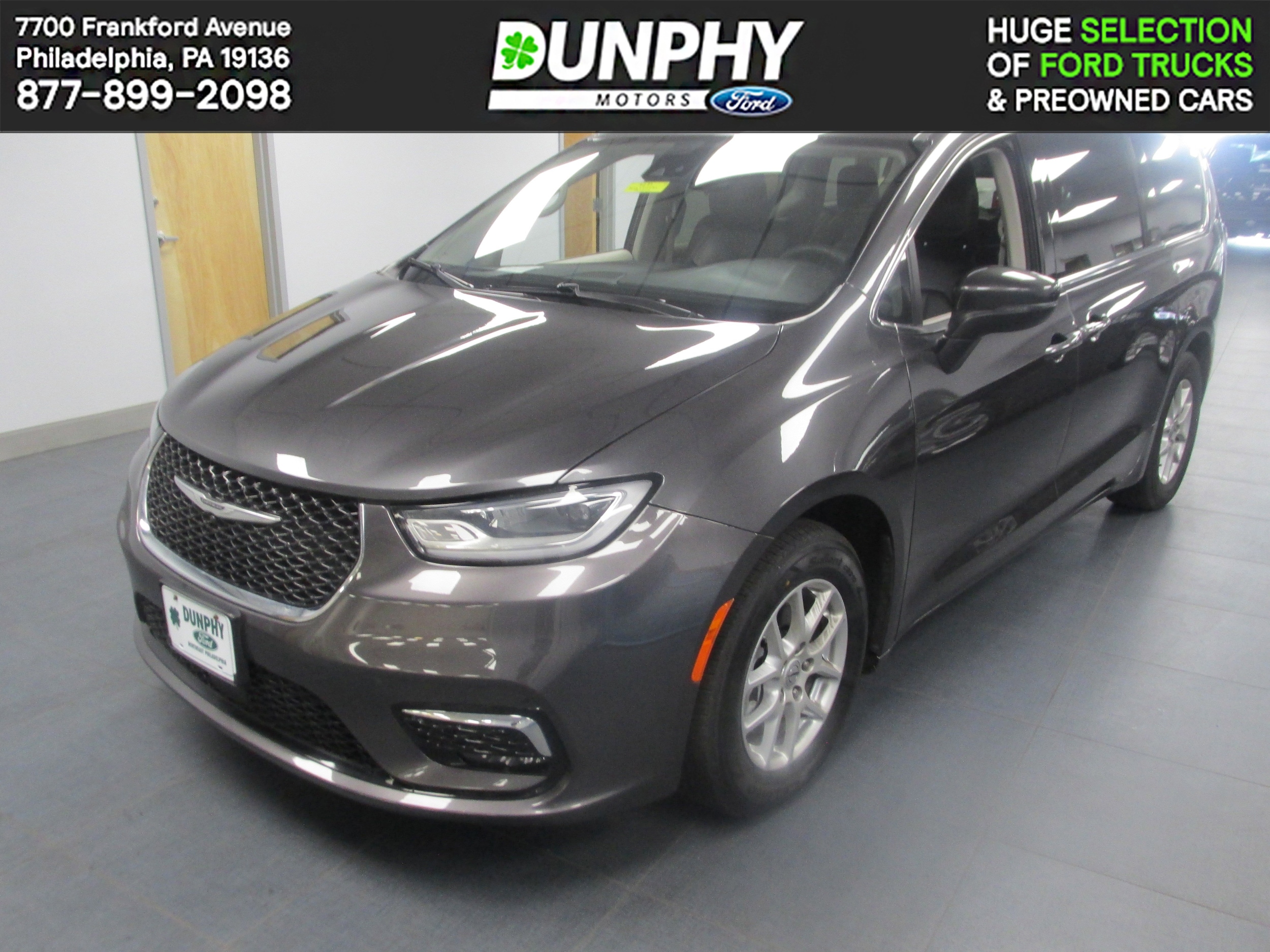2023 Chrysler Pacifica Touring L's photo