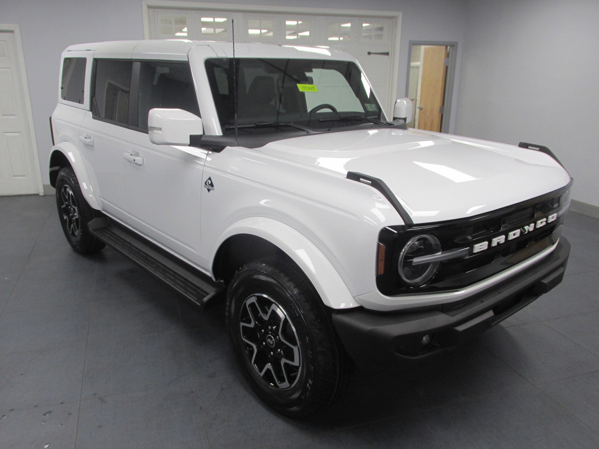 2025 Ford Bronco Outer Banks photo 3