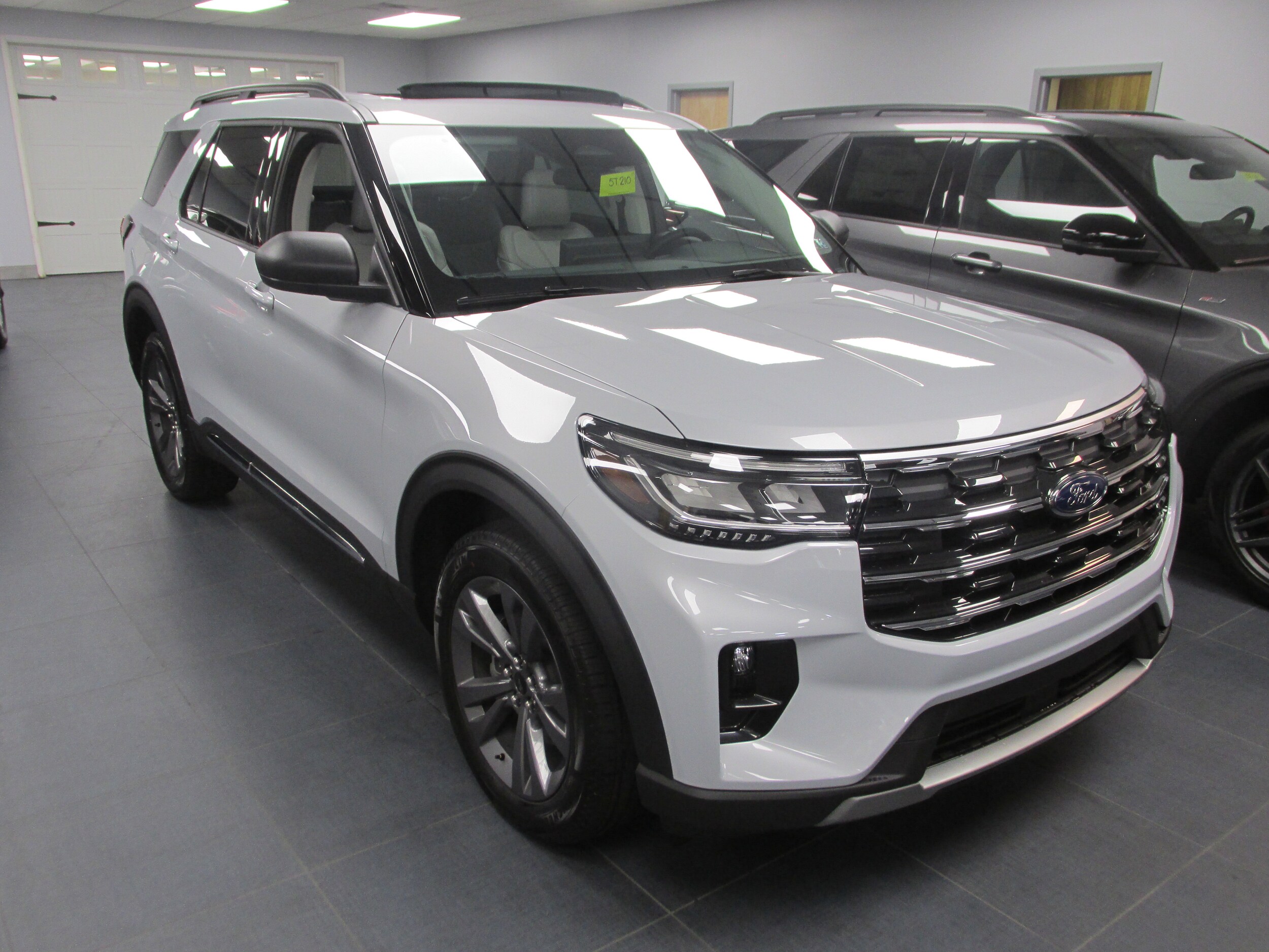 2025 Ford Explorer photo 3