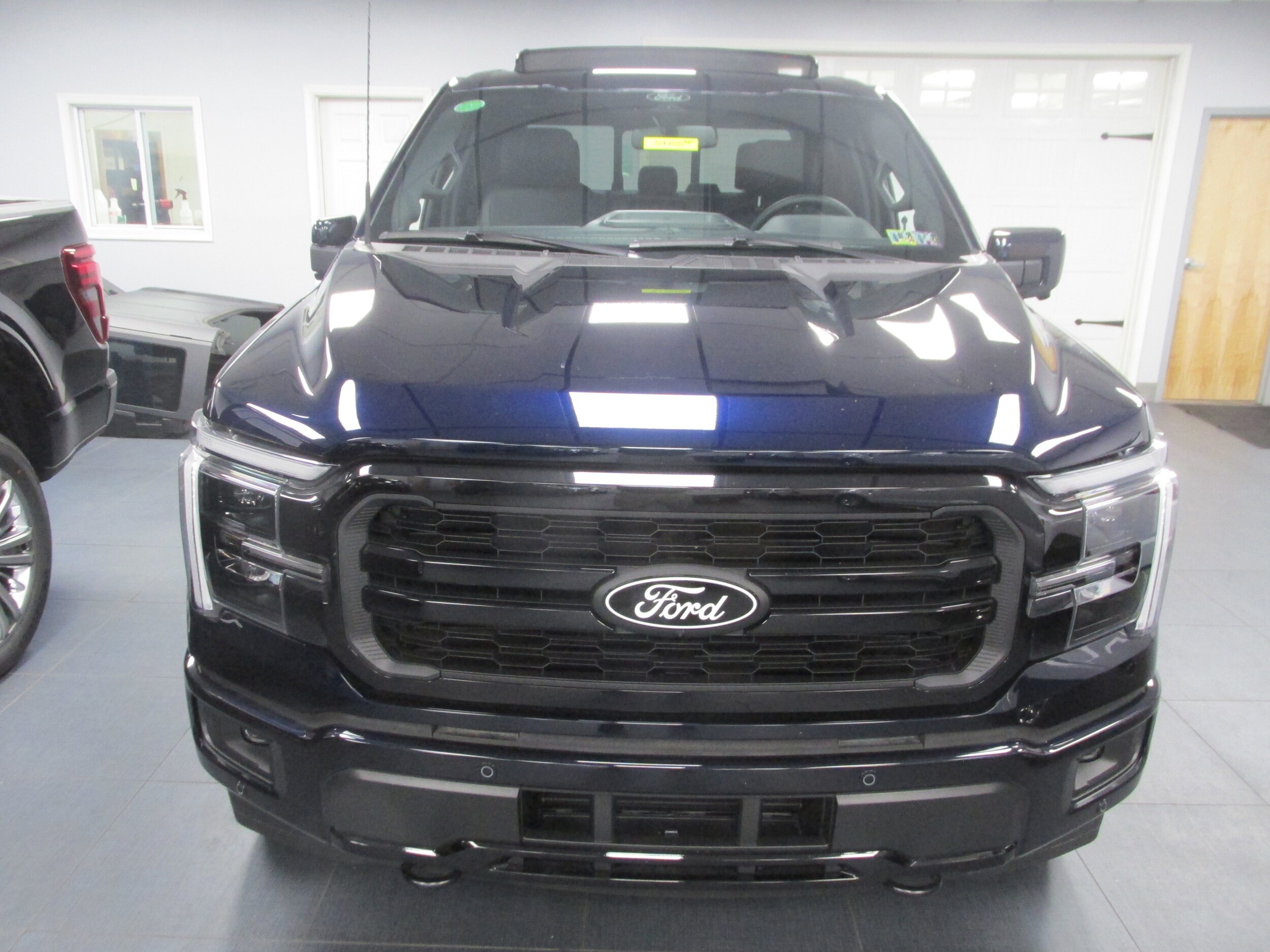 2025 Ford F-150 Lariat photo 2