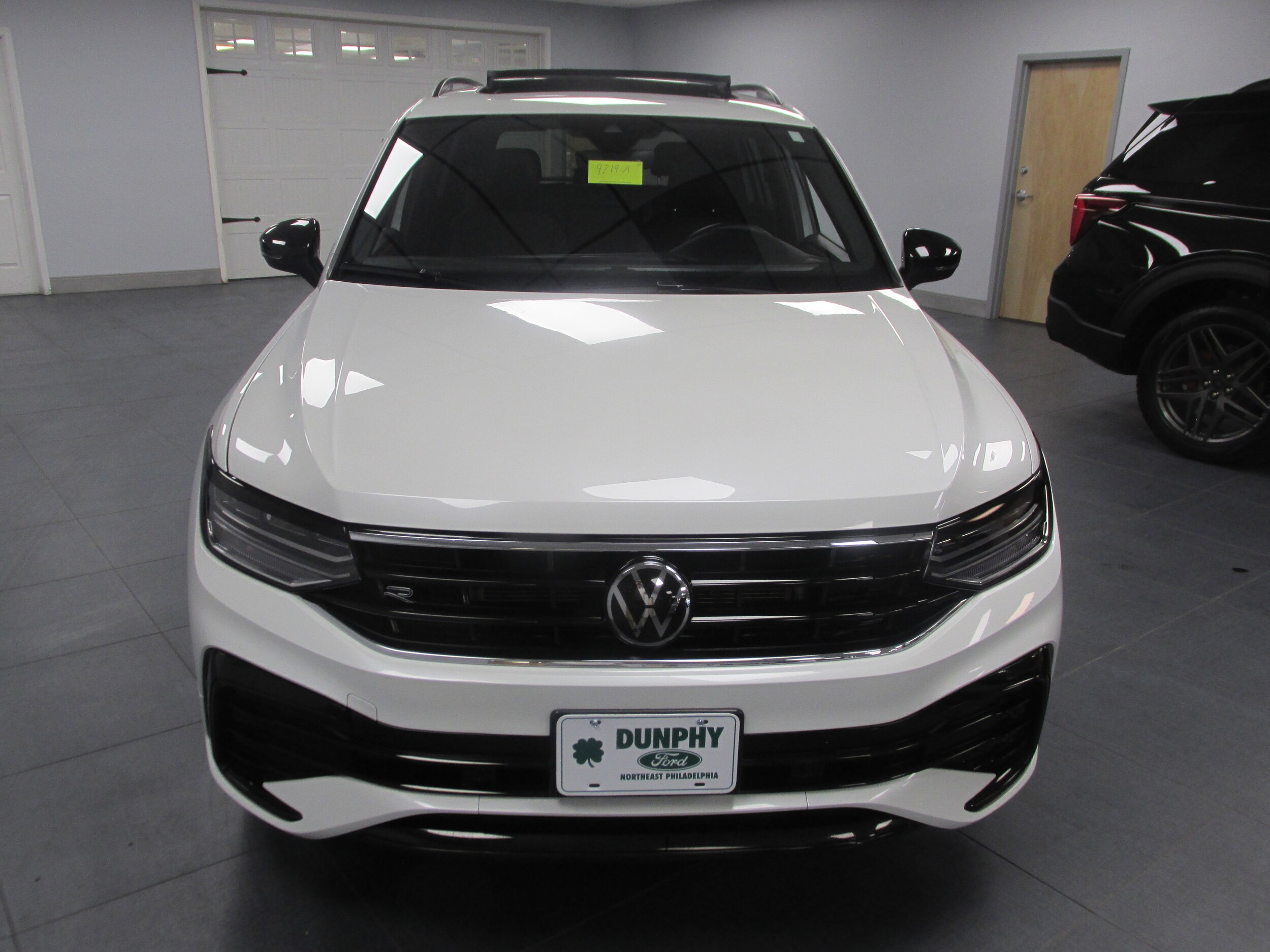 2024 Volkswagen Tiguan SE R-Line Black photo 2