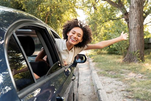 smiley-happy-woman-car.jpg