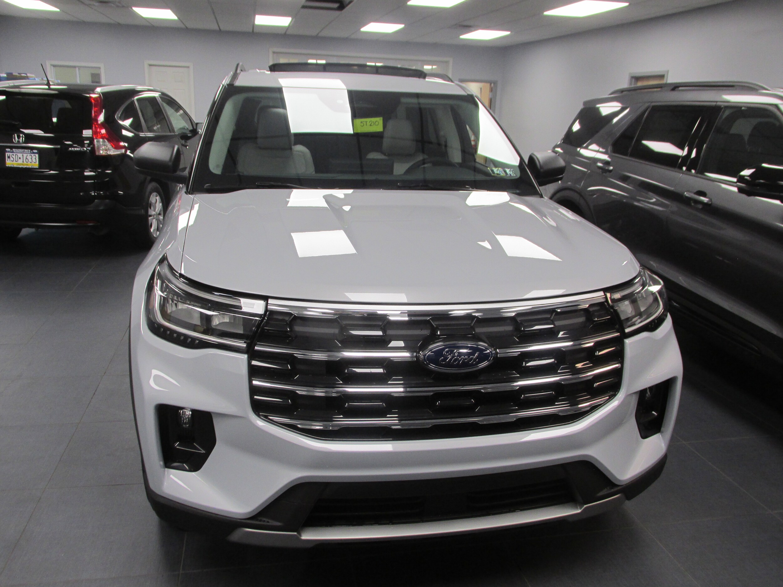 2025 Ford Explorer photo 2