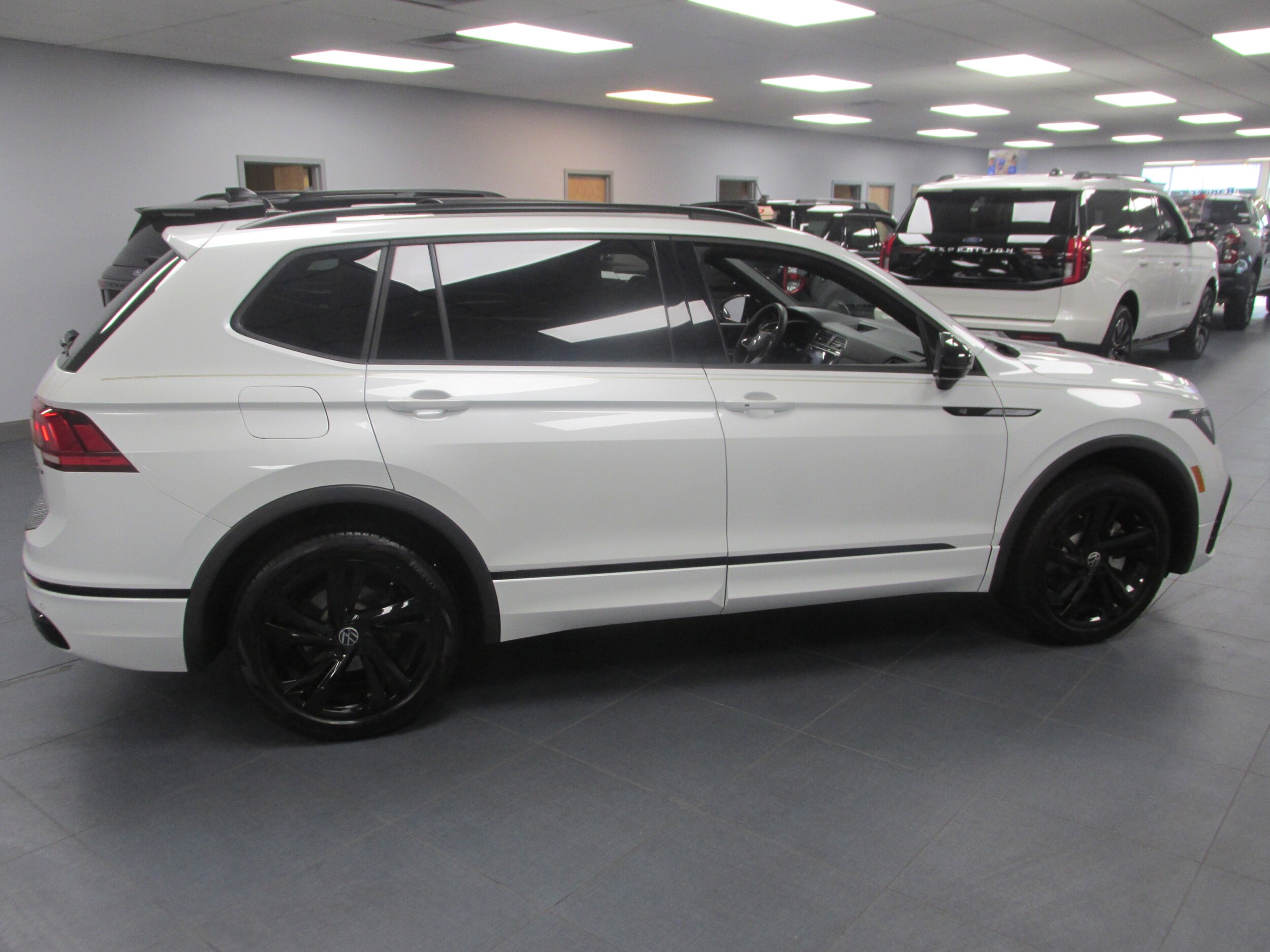 2024 Volkswagen Tiguan SE R-Line Black photo 4