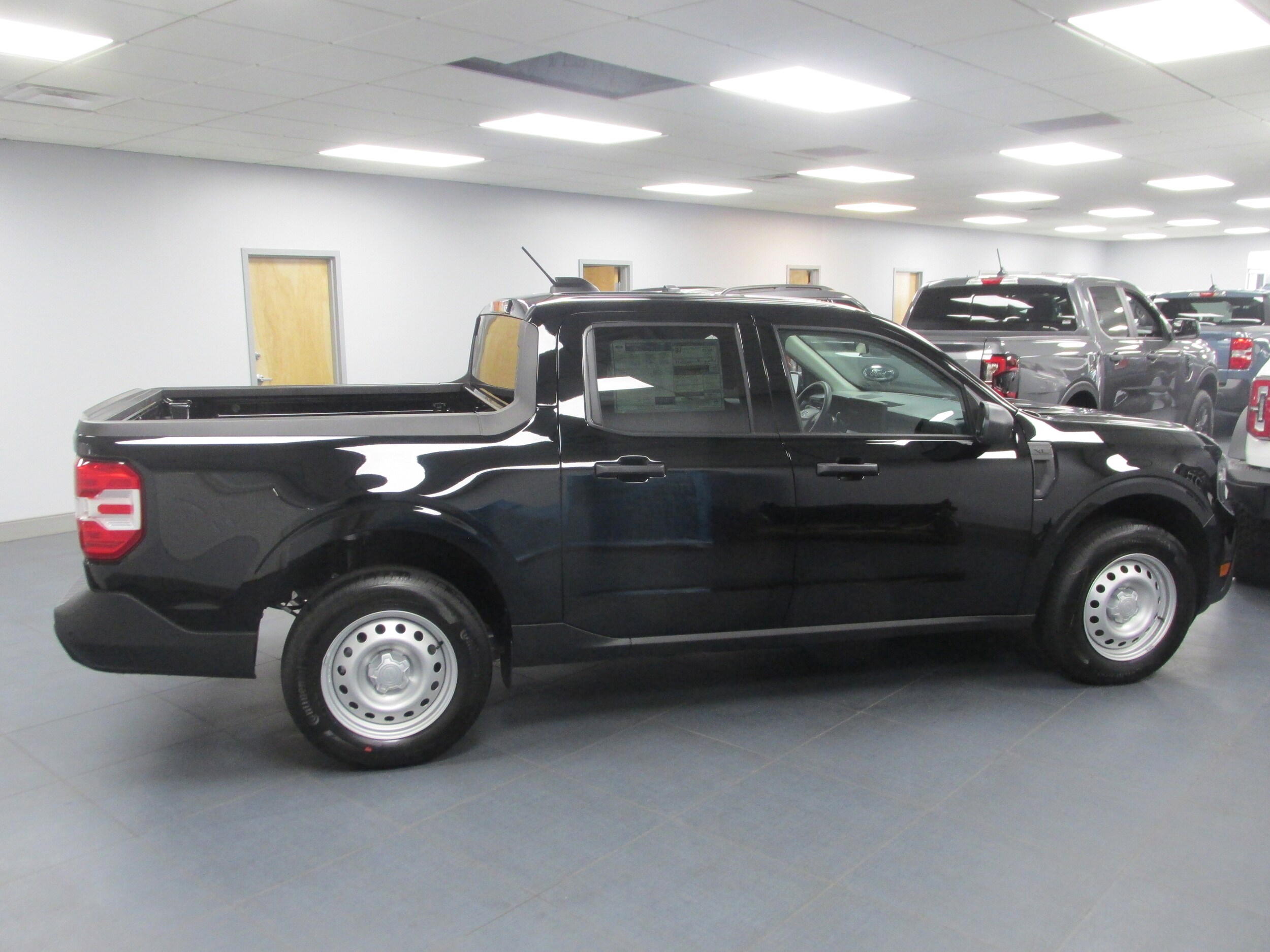 2025 Ford Maverick XL photo 2