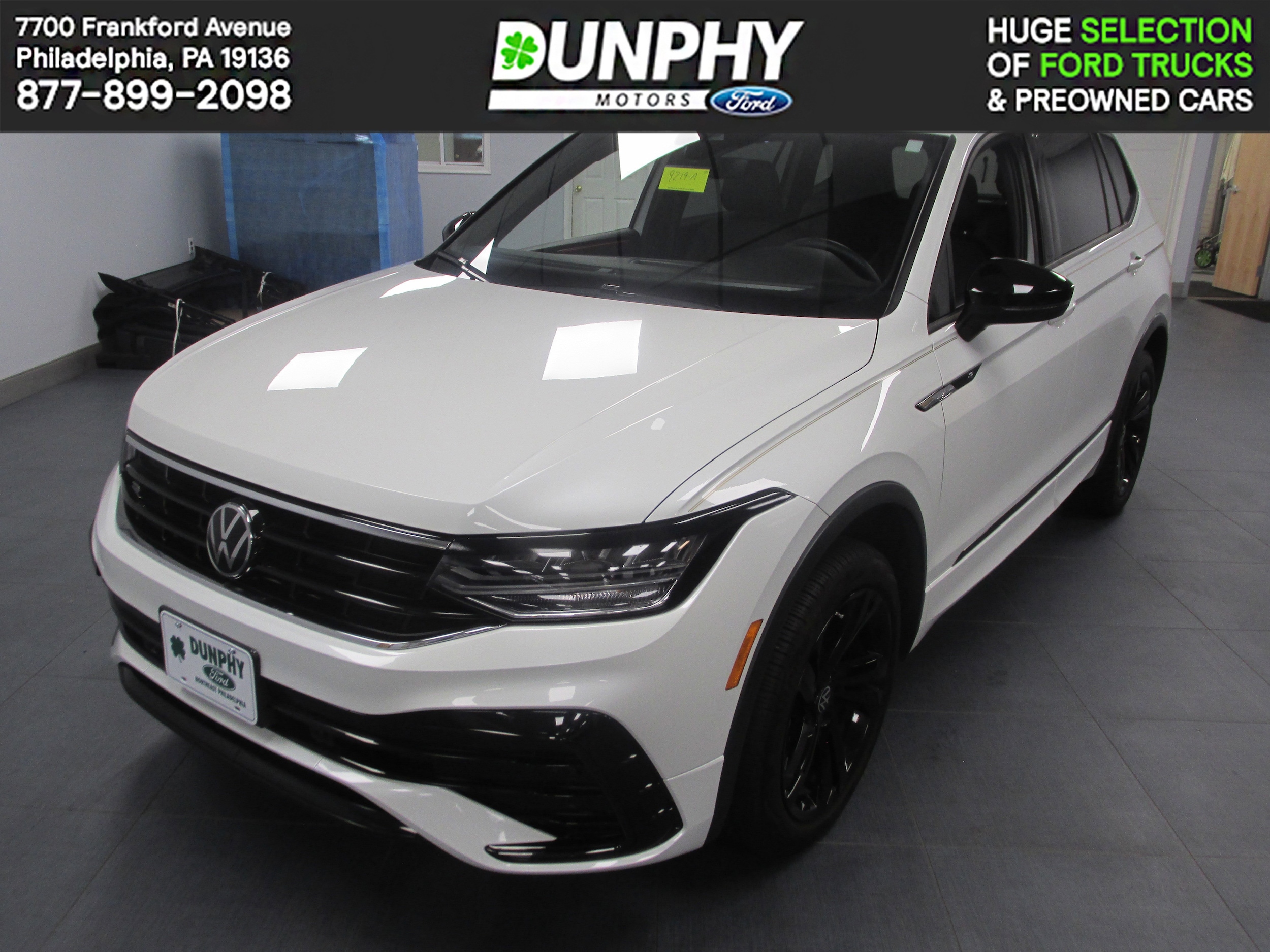 2024 Volkswagen Tiguan SE R-LINE BLACK's photo