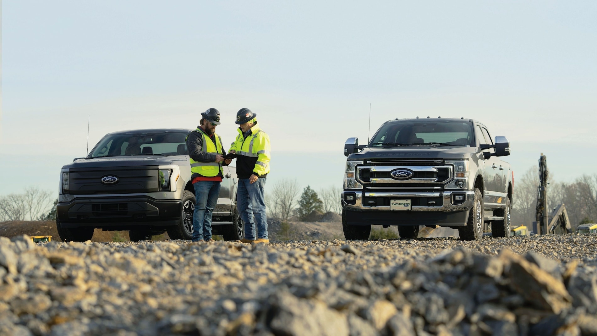fl11473324_supd_f150_bev_pro_ddfrntworkersusingtablettelematics_mj-4096x2304.jpg