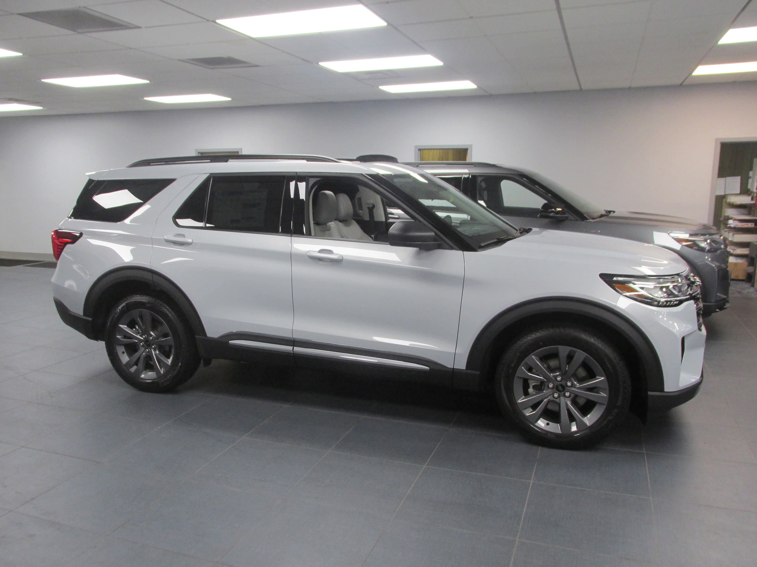 2025 Ford Explorer photo 4