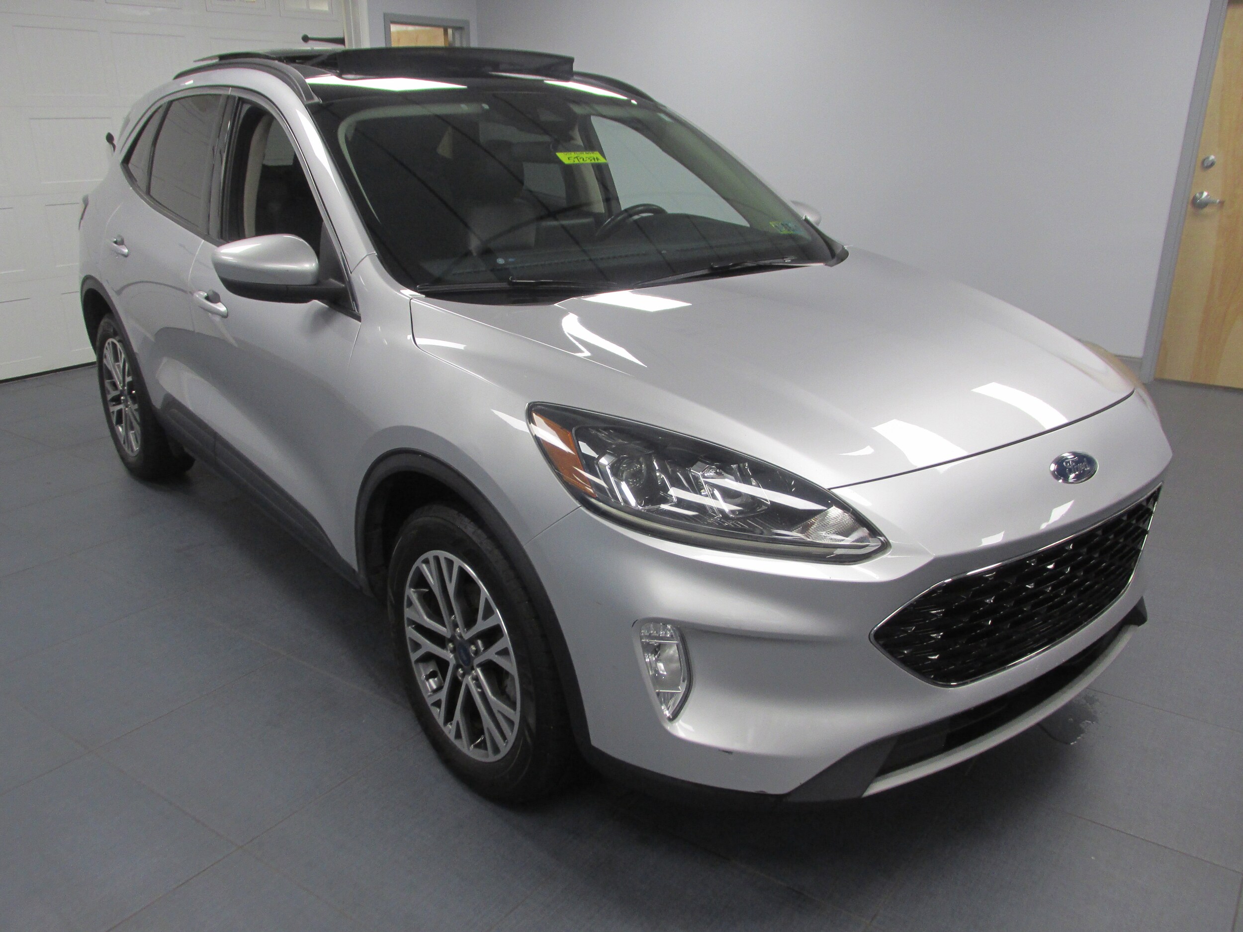 2020 Ford Escape SEL photo 3