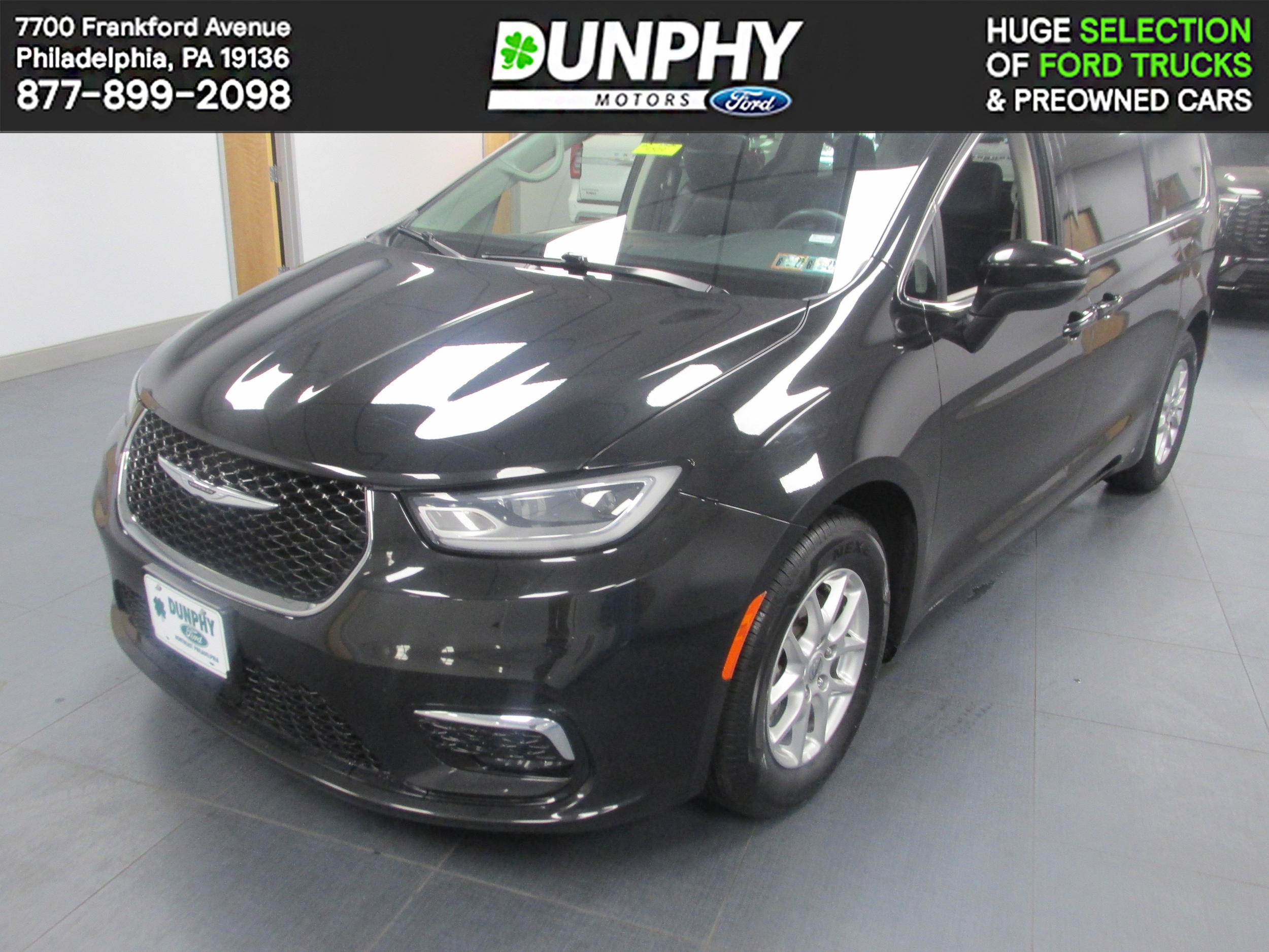 2023 Chrysler Pacifica Touring L's photo