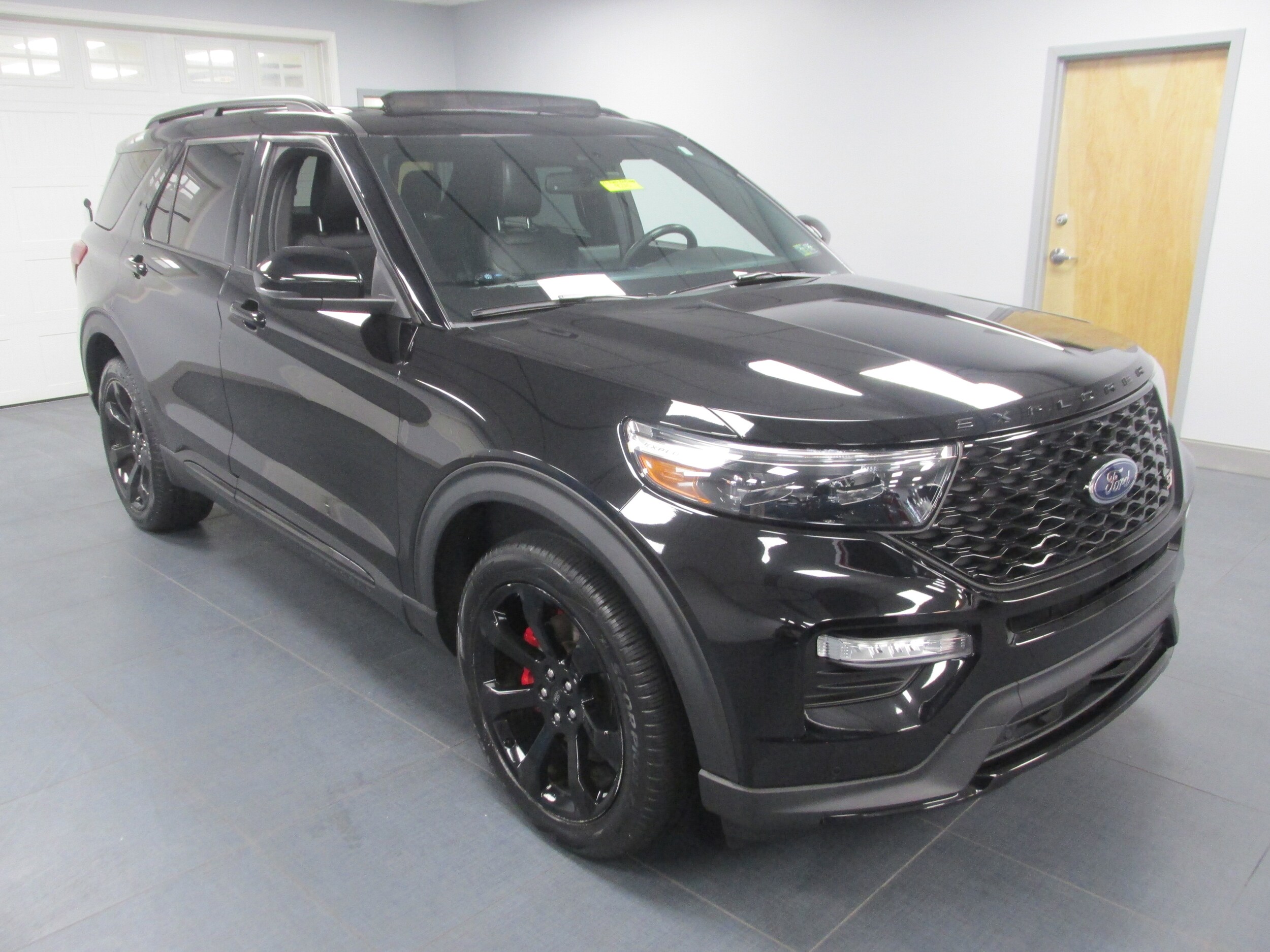 2022 Ford Explorer ST photo 3