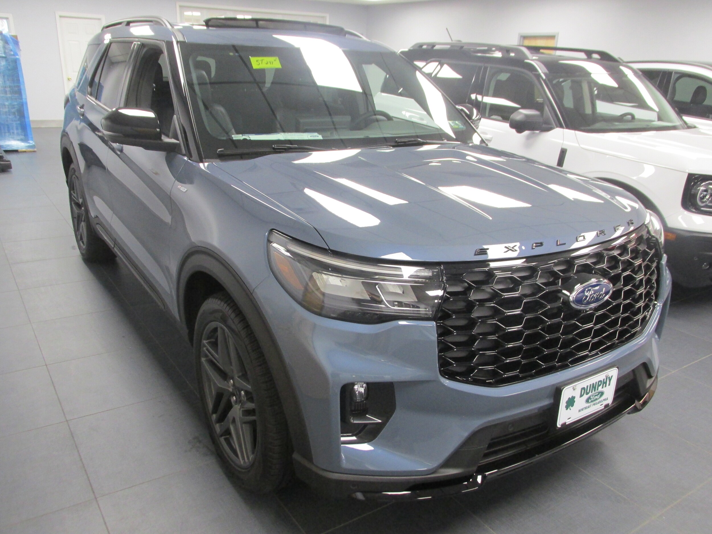 2025 Ford Explorer ST-Line photo 3