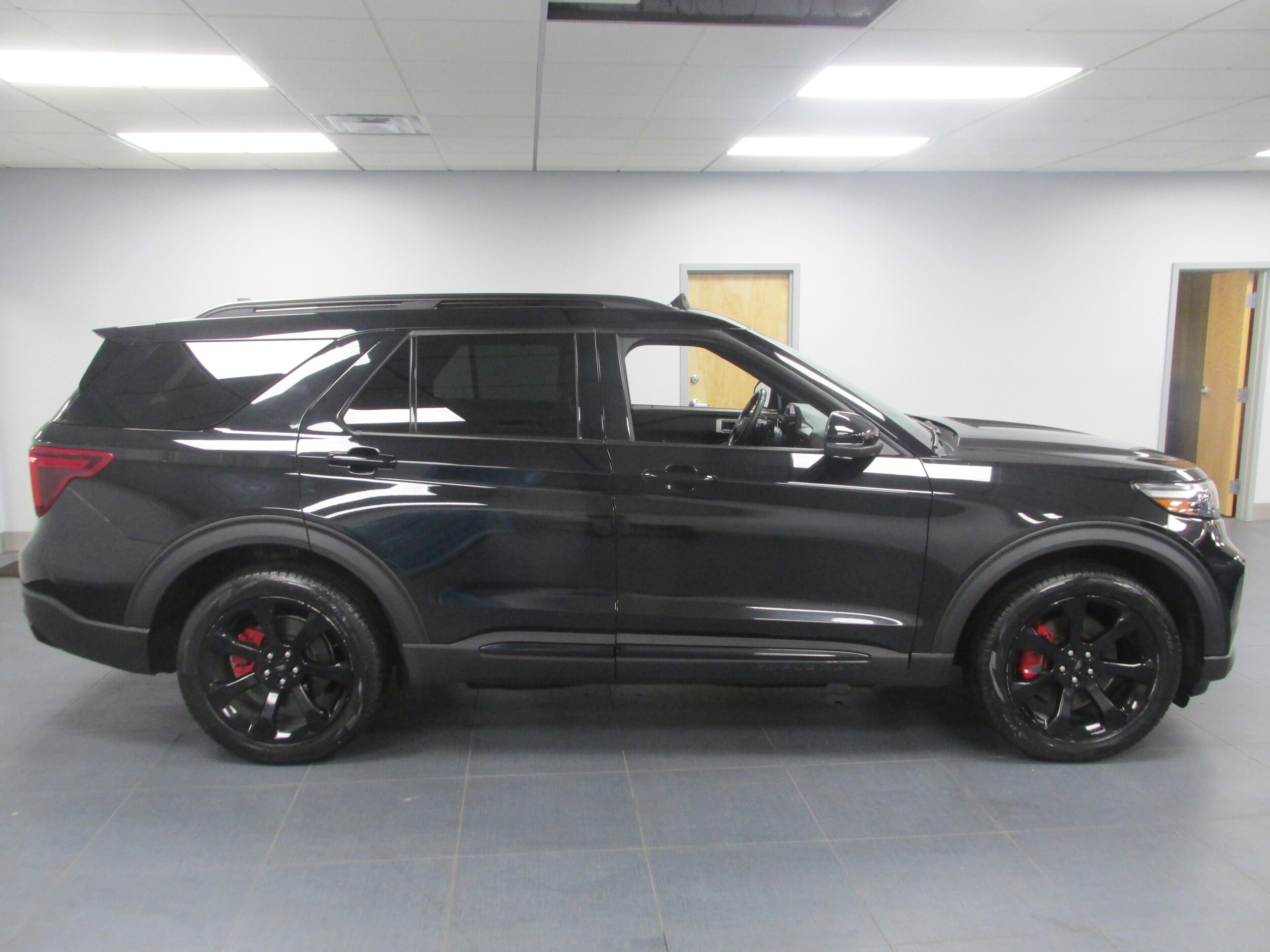 2022 Ford Explorer ST photo 4