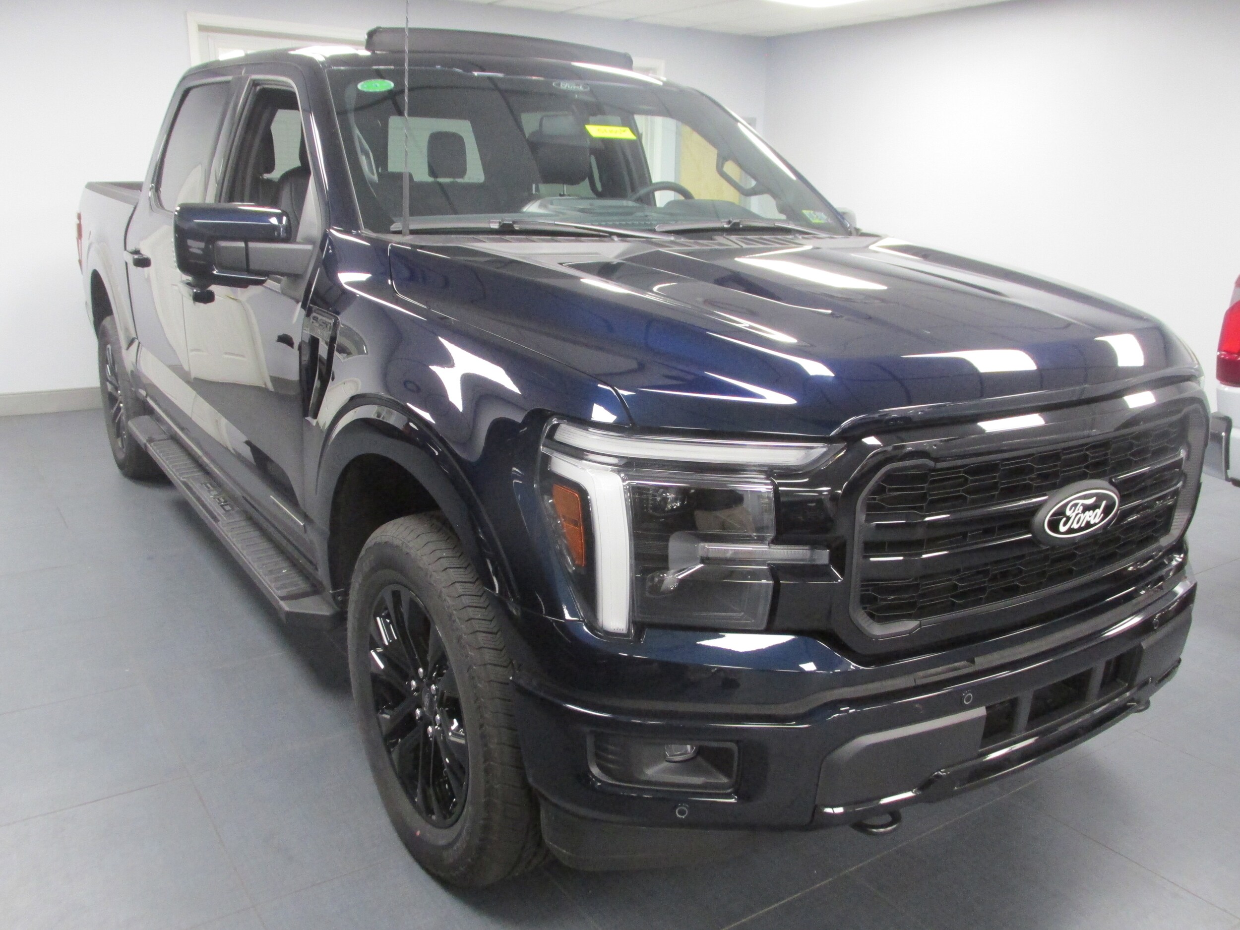 2025 Ford F-150 Lariat photo 3