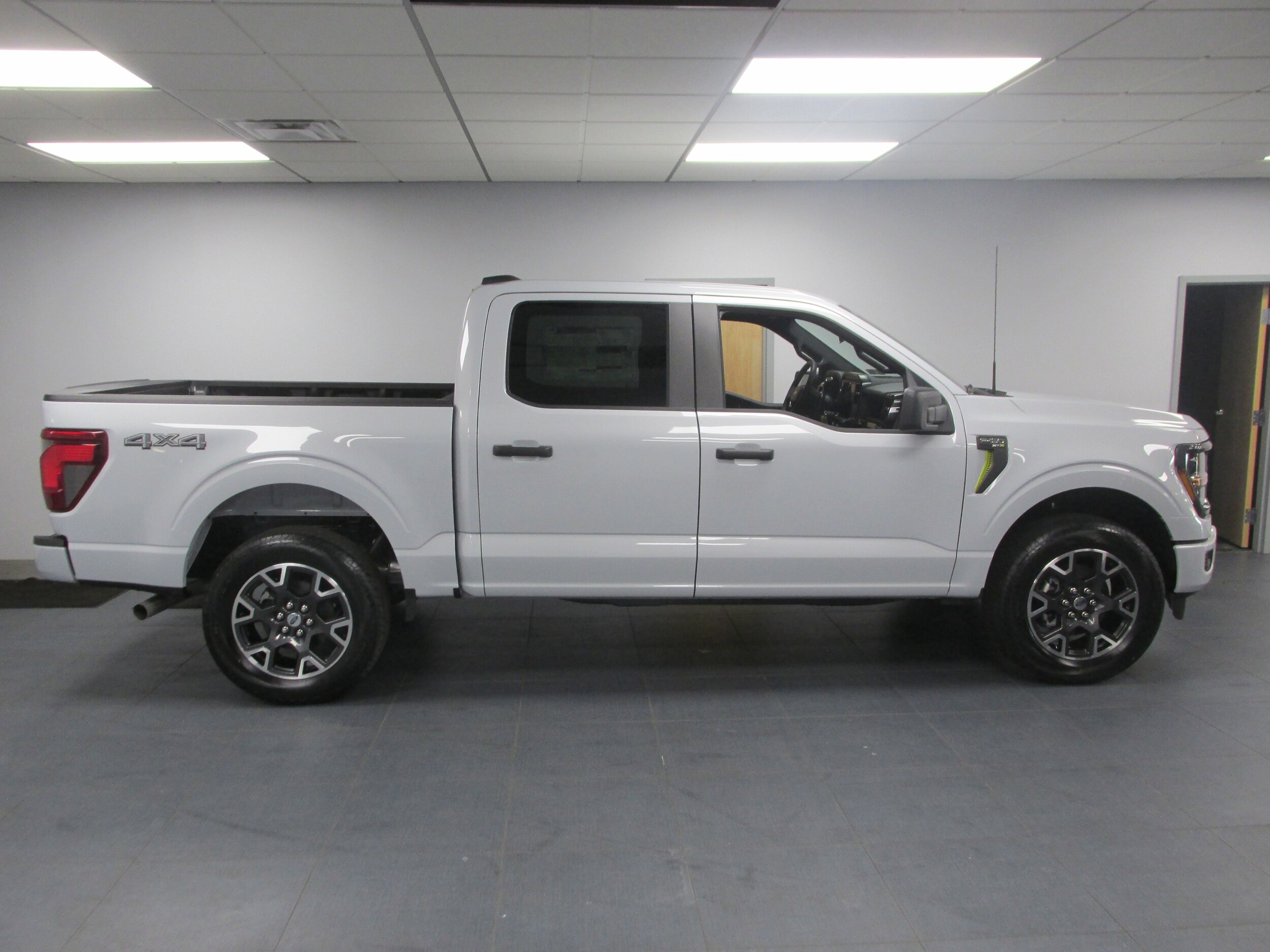 2025 Ford F-150 STX photo 4