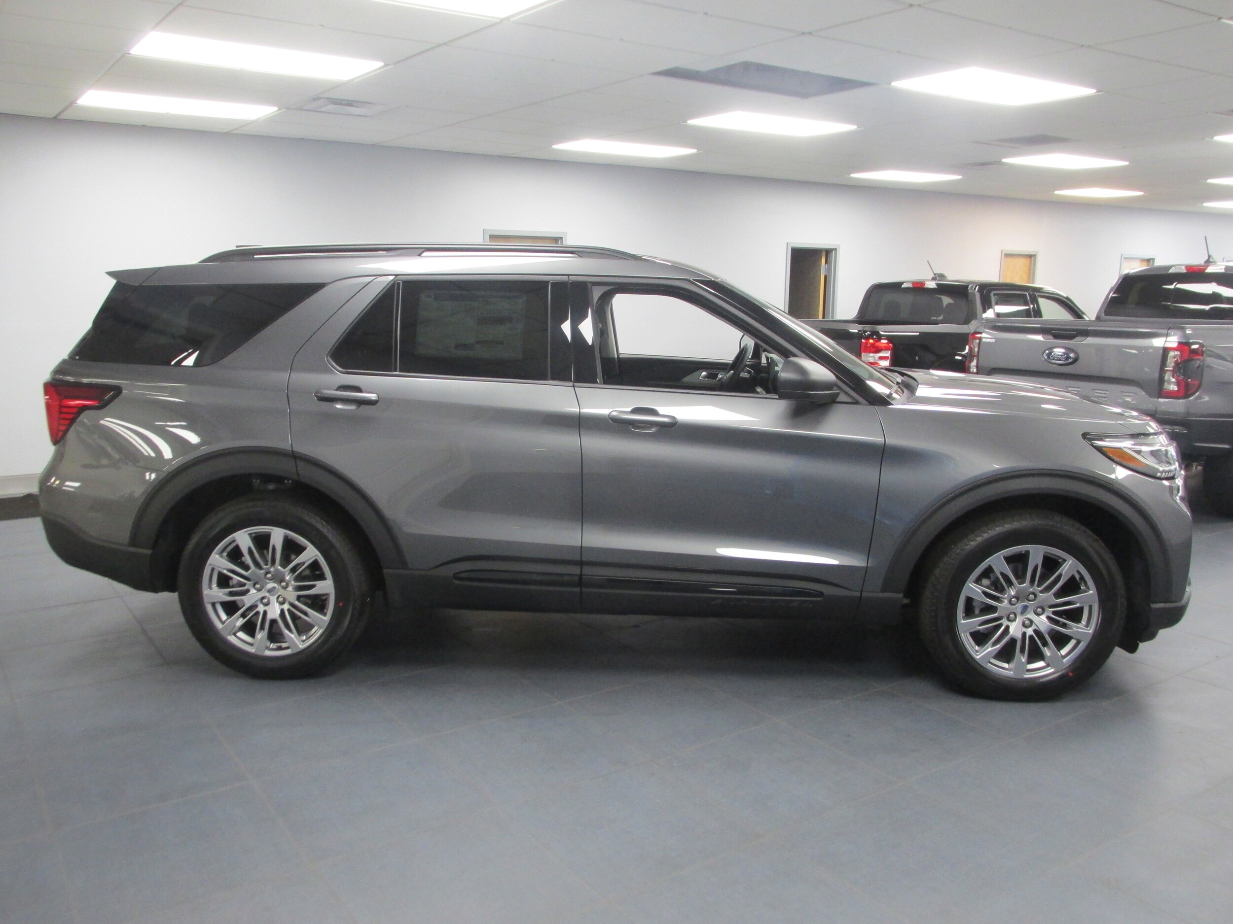 2026 Ford Explorer photo 3