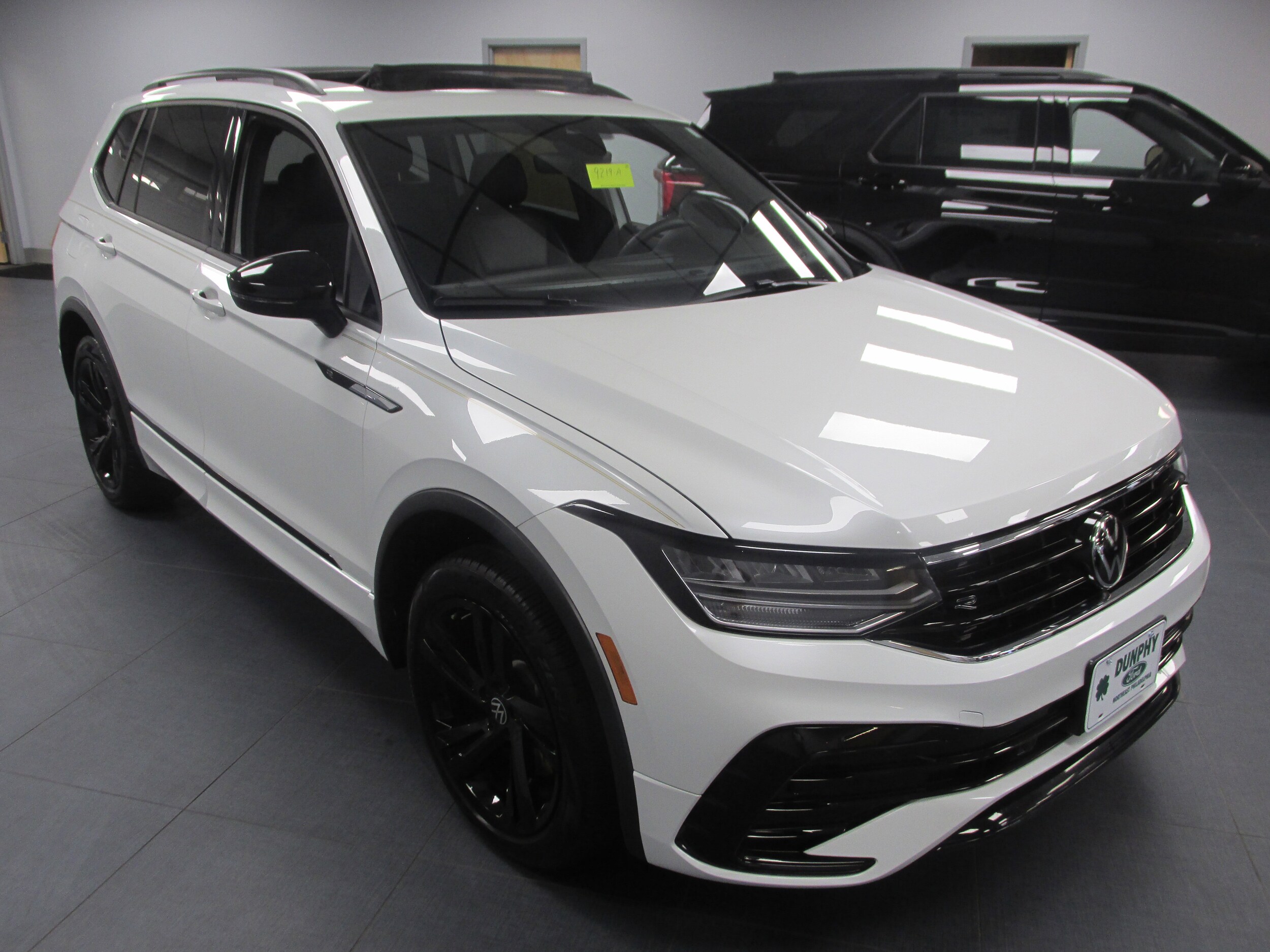 2024 Volkswagen Tiguan SE R-Line Black photo 3