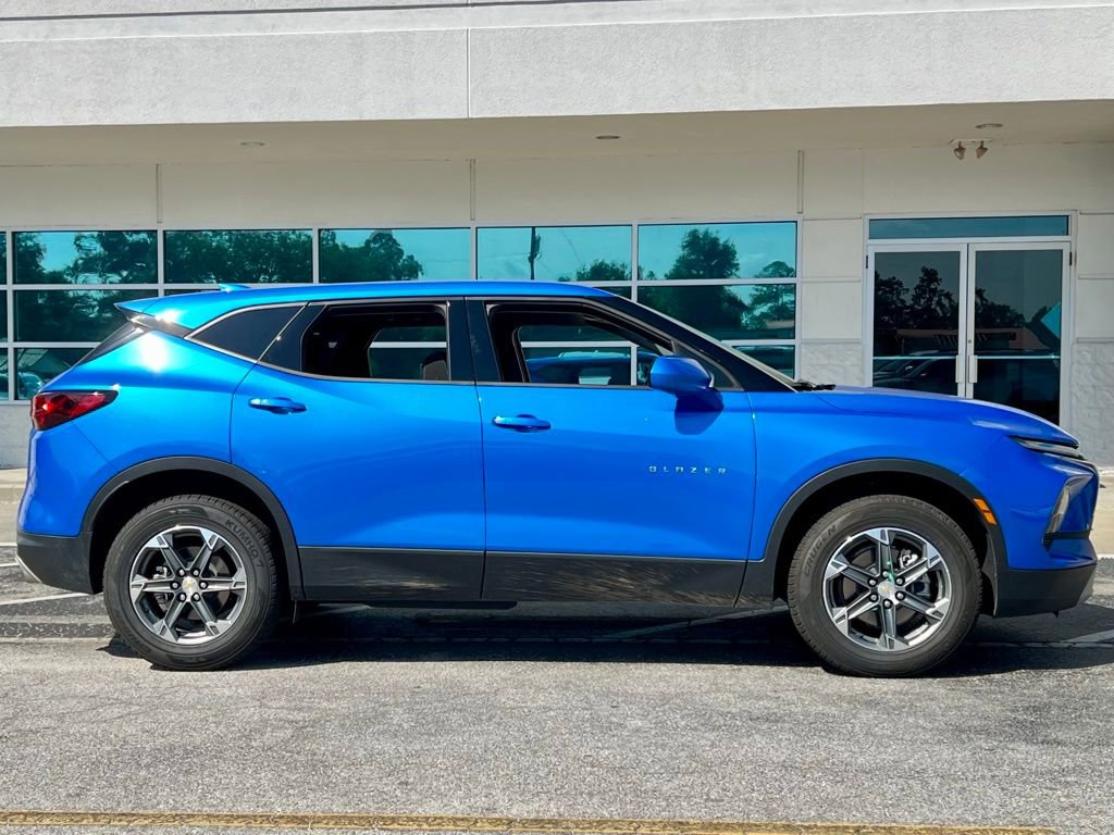 2025 Chevrolet Blazer 2LT photo 2