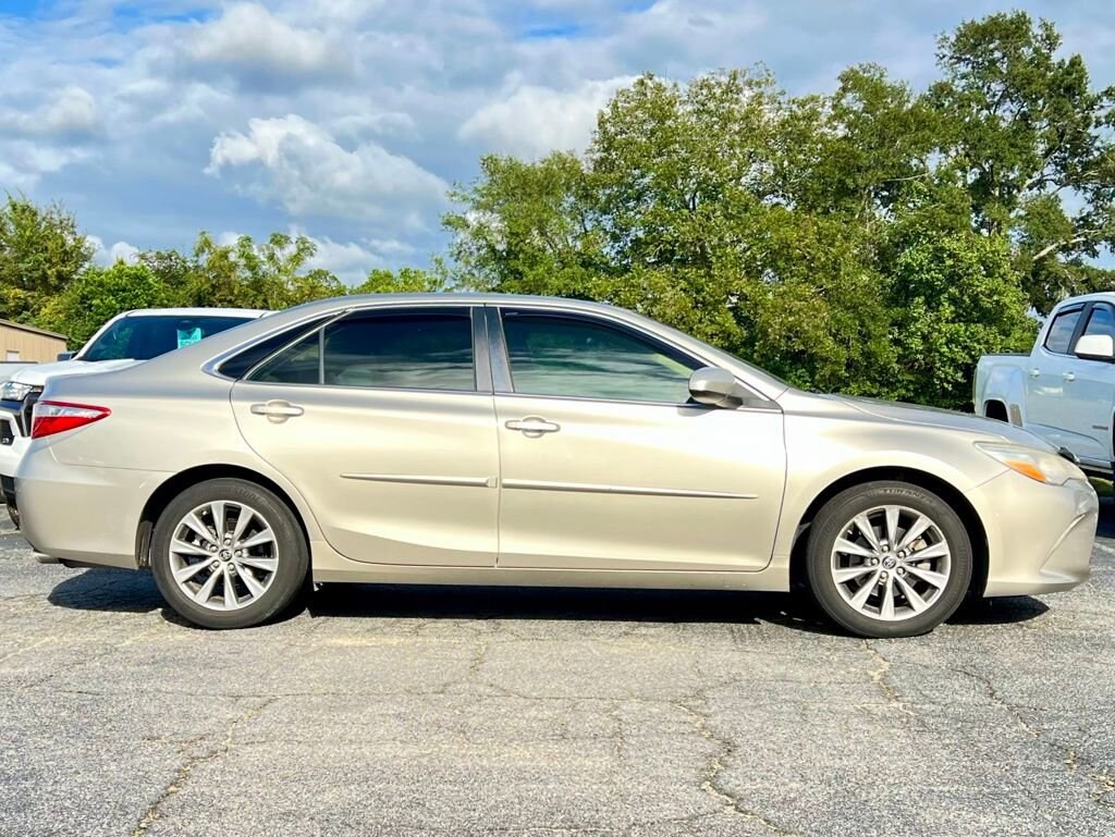 2017 Toyota Camry XSE V6 photo 2