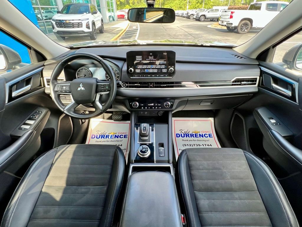 2024 Mitsubishi Outlander SE photo 2