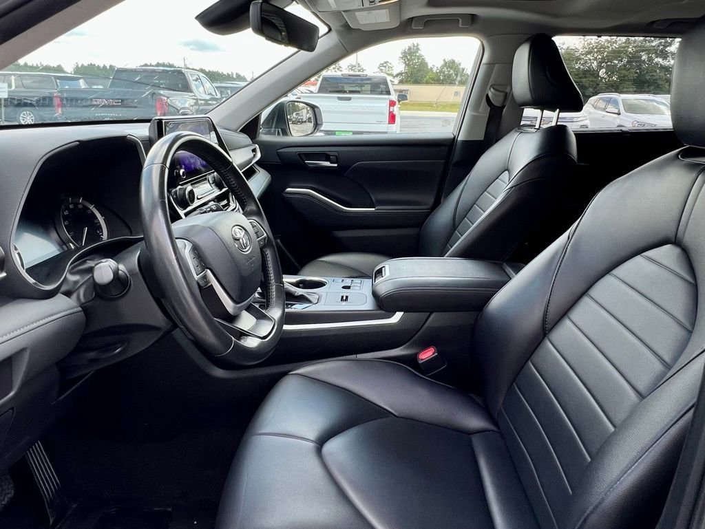 2024 Toyota Highlander LE photo 3