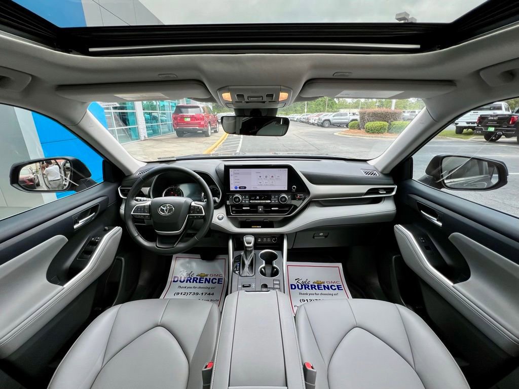 2023 Toyota Highlander L photo 2