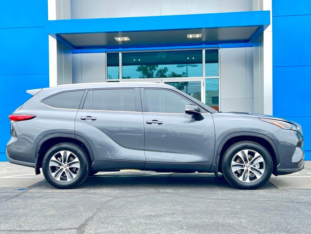 2023 Toyota Highlander L photo 3