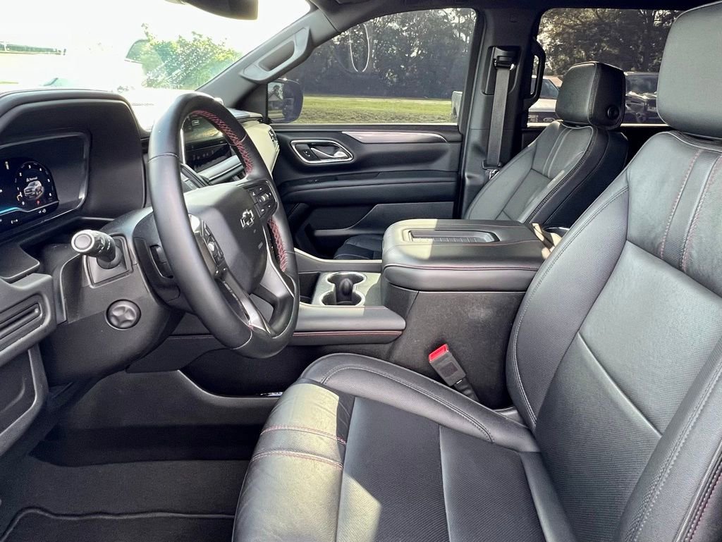 2023 Chevrolet Suburban RST photo 2