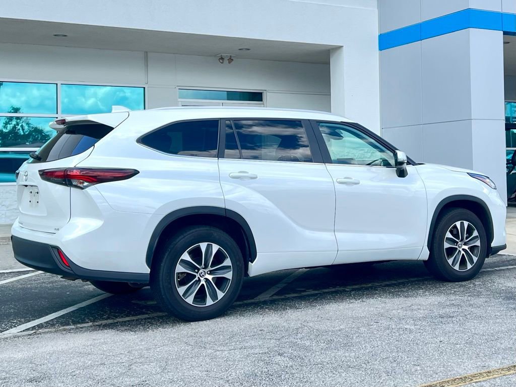 2024 Toyota Highlander LE photo 2