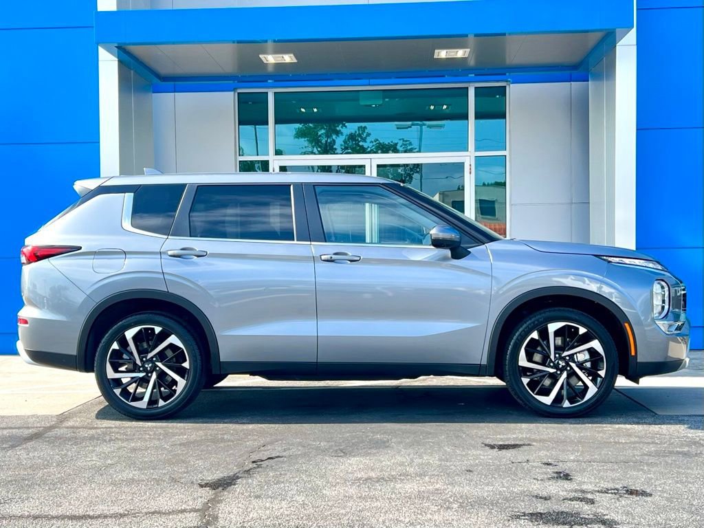 2024 Mitsubishi Outlander SE photo 3
