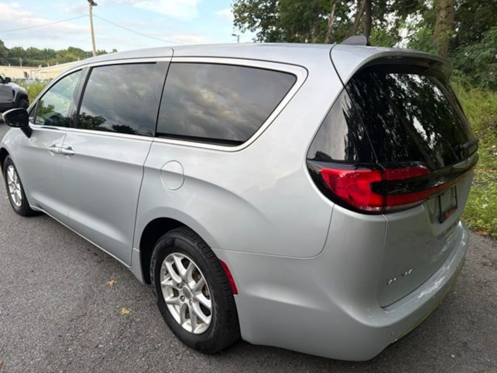 Used 2023 Chrysler Pacifica Touring L Minivan/Van