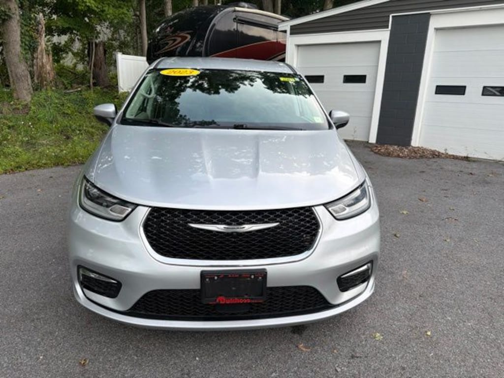Used 2023 Chrysler Pacifica Touring L Minivan/Van