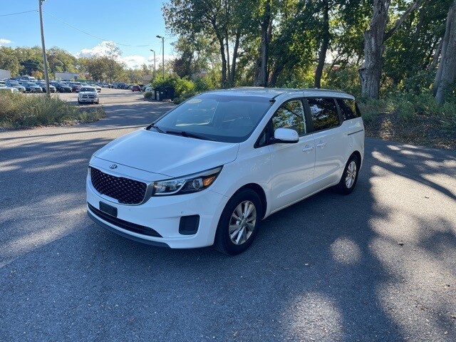 2017 Kia Sedona LX photo 2