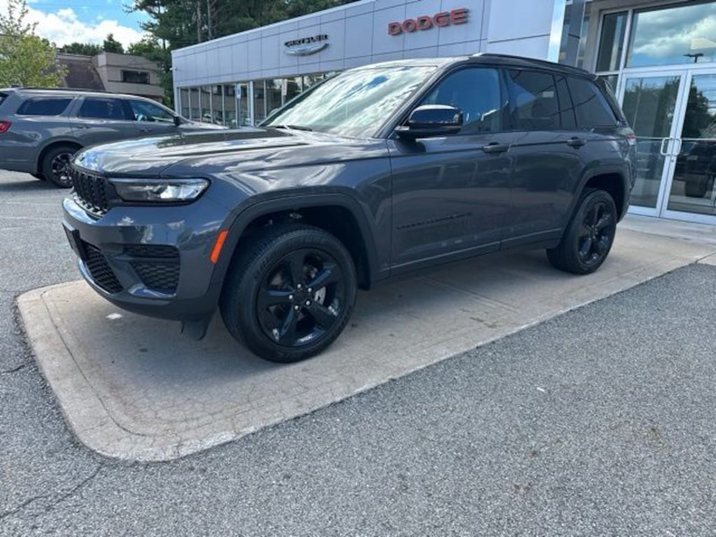 Used 2023 Jeep Grand Cherokee Laredo SUV