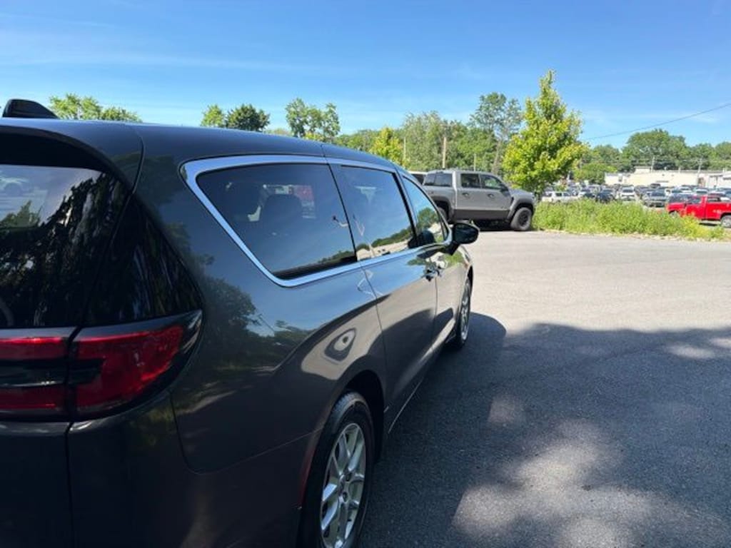 Used 2023 Chrysler Pacifica Touring L Van Passenger Van