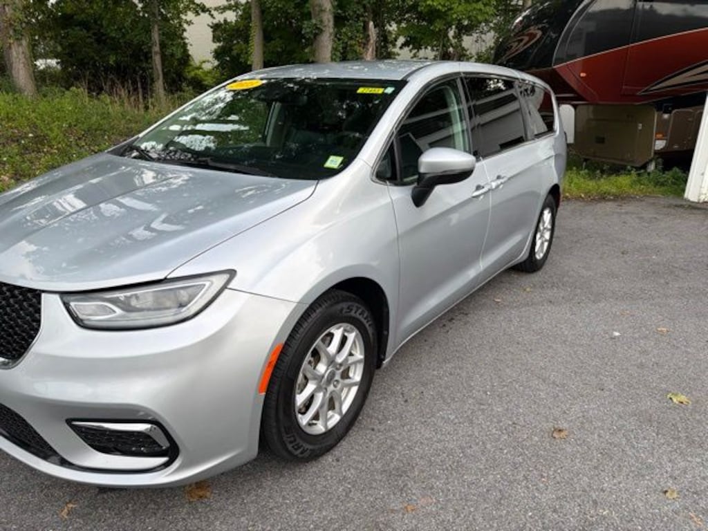 Used 2023 Chrysler Pacifica Touring L Minivan/Van