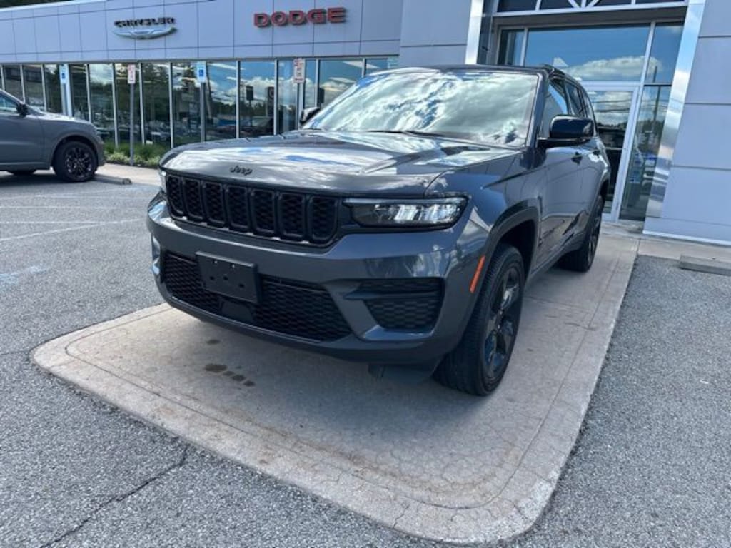 Used 2023 Jeep Grand Cherokee Laredo SUV