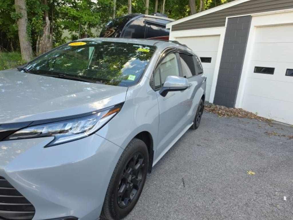 Used 2025 Toyota Sienna Woodland Edition Minivan/Van
