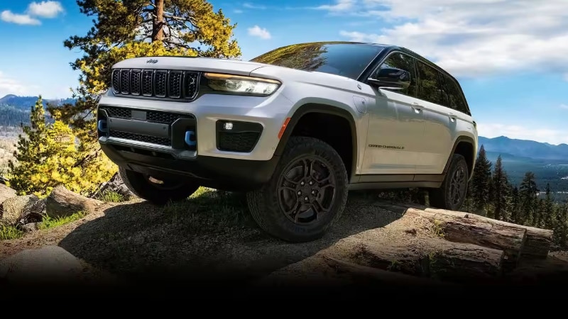 2024 Jeep Grand Cherokee 4x4 Feature Prowling Over Rocky Terrain