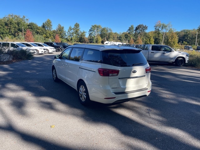 2017 Kia Sedona LX photo 3