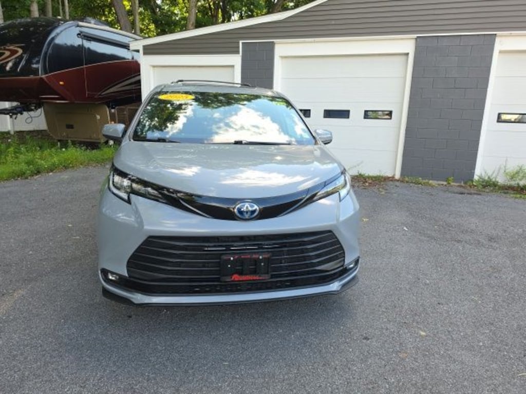 Used 2025 Toyota Sienna Woodland Edition Minivan/Van