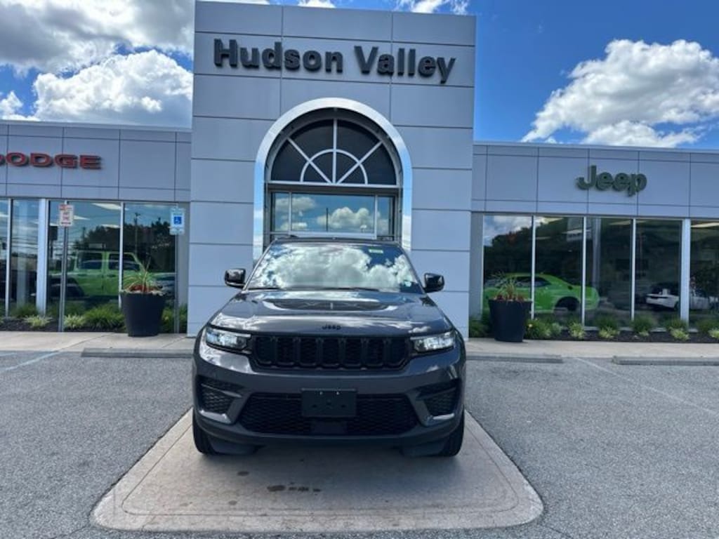 Used 2023 Jeep Grand Cherokee Laredo SUV