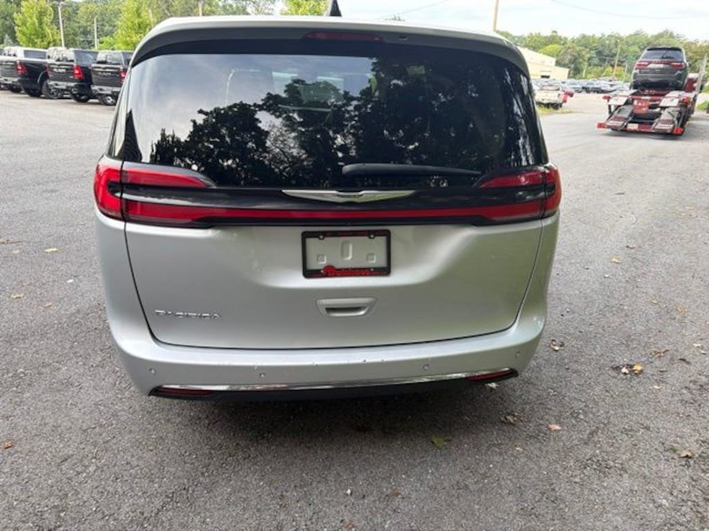 Used 2023 Chrysler Pacifica Touring L Minivan/Van
