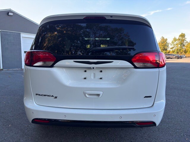 2020 Chrysler Pacifica Touring L photo 3