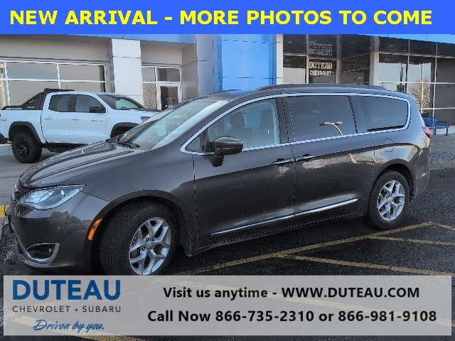 2017 Chrysler Pacifica Touring-L's photo