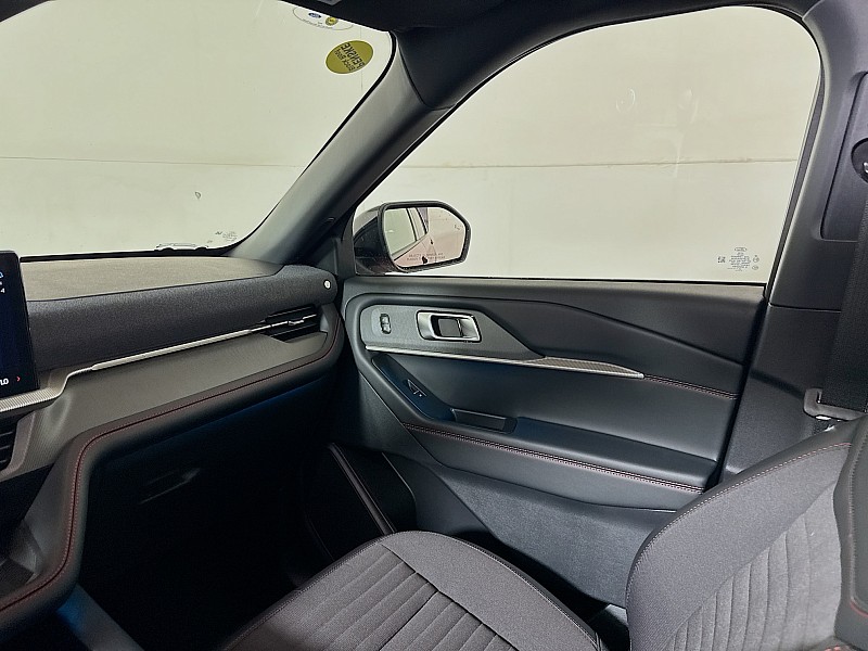 2025 Ford Explorer ST-Line - Photo 26