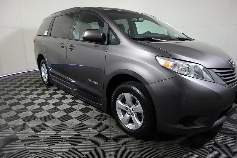 Used 2017 Toyota Sienna LE with VIN 5TDKZ3DC4HS862358 for sale in Zanesville, OH