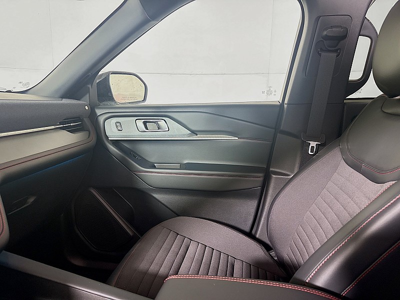 2025 Ford Explorer ST-Line - Photo 25