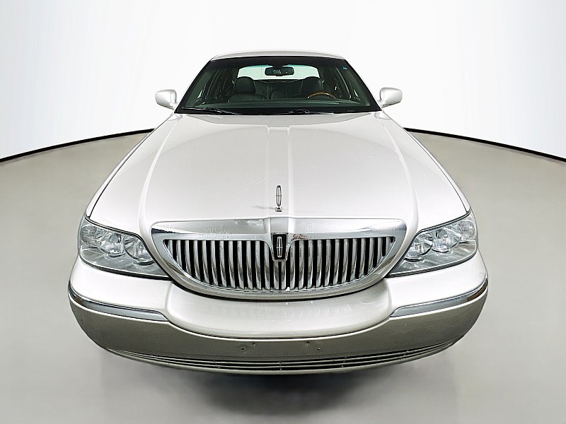 Used 2008 Lincoln Town Car Signature Limited with VIN 2LNHM82W38X657407 for sale in Zanesville, OH