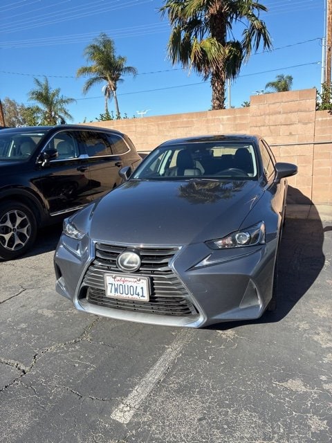 2017 Lexus IS 200t's photo